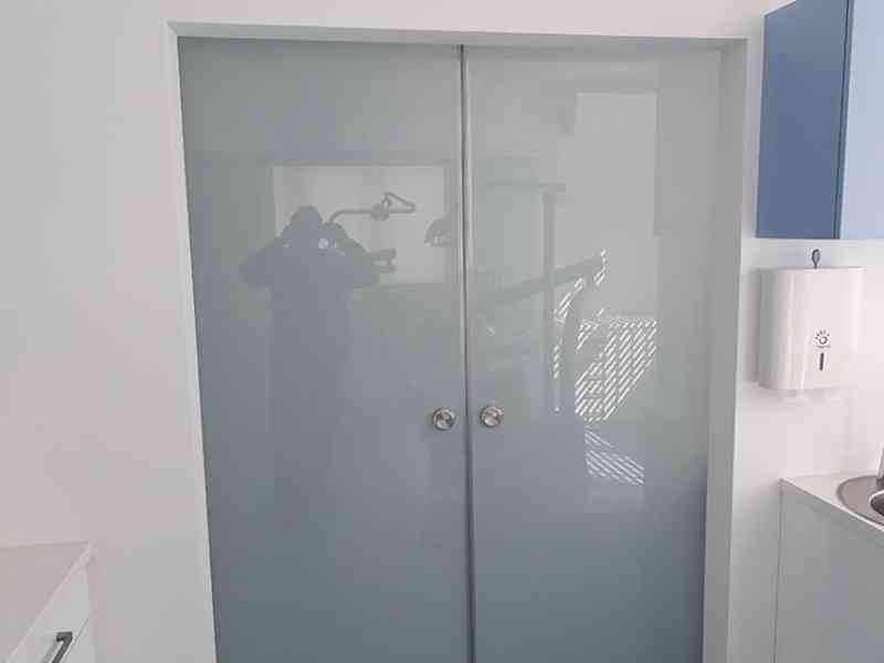 Steklena notranja vrata s podbojem